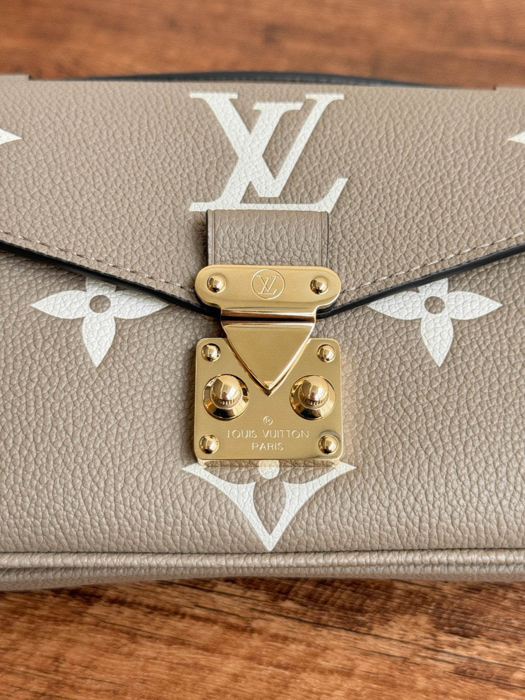 Louis Vuitton Pochette Metis East West