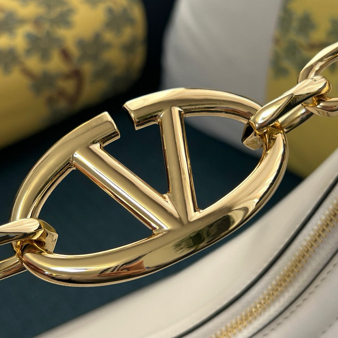 Valentino Vlogo Moon