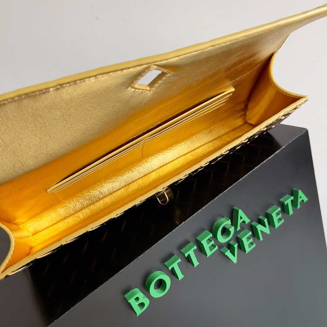 Bottega Veneta Andiamo Clutch