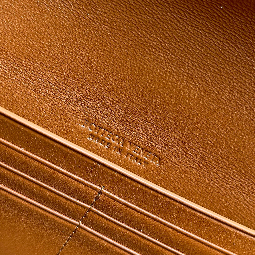 Bottega Veneta Andiamo Clutch