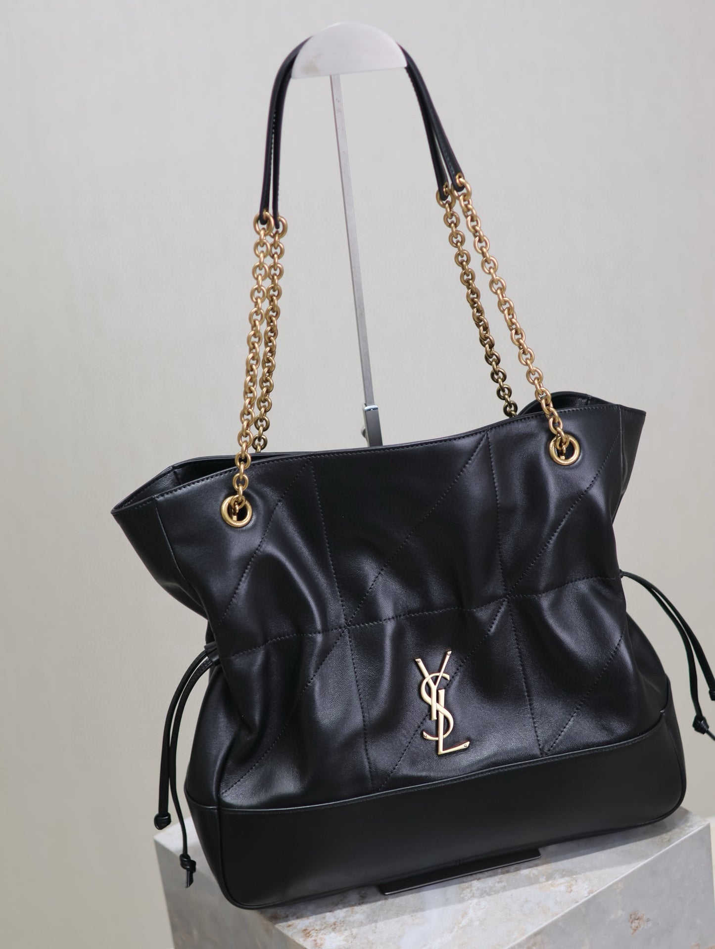 Yves Saint Laurent Jamie Shopping