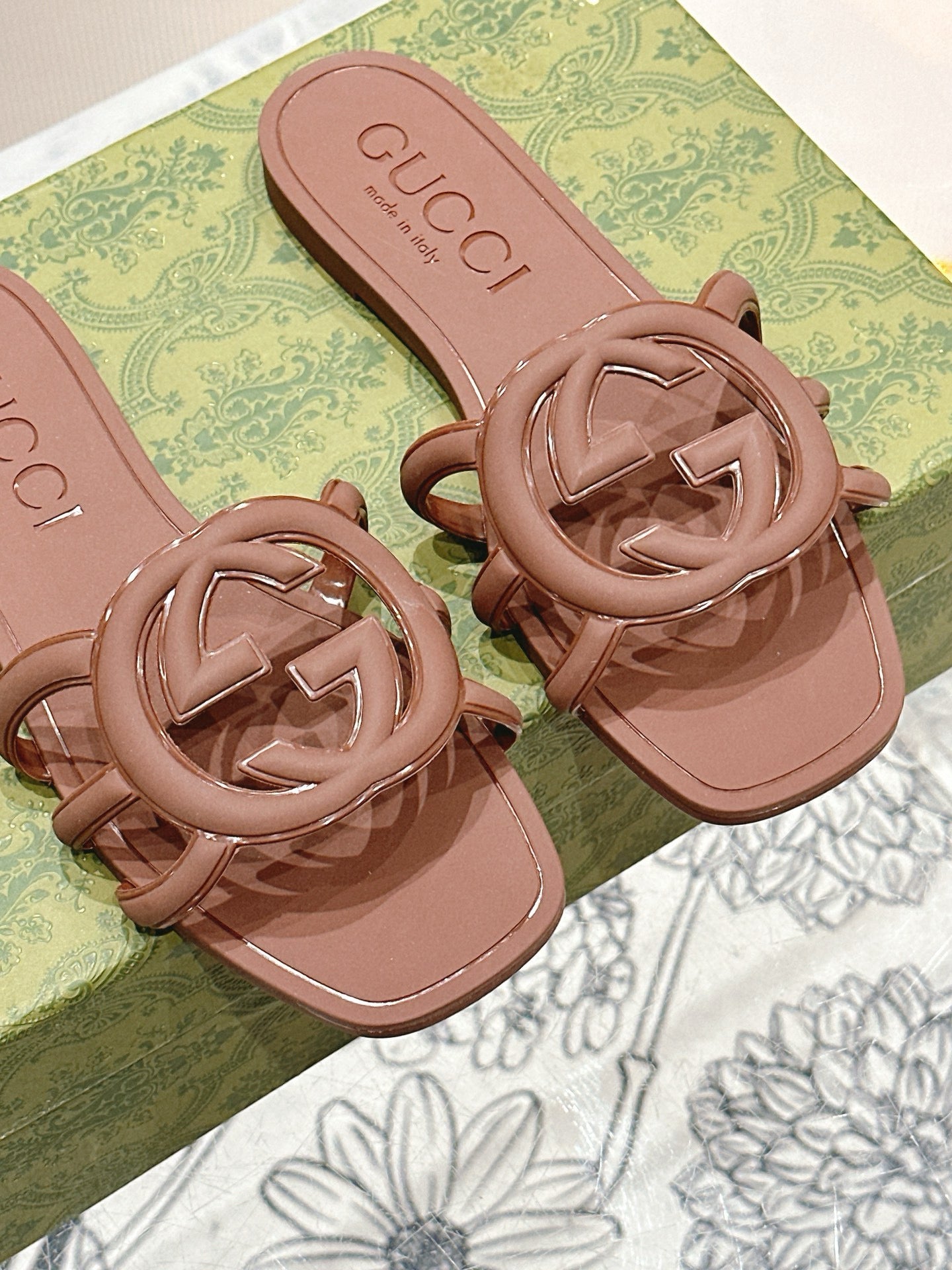 Interlocking G Slide Sandal