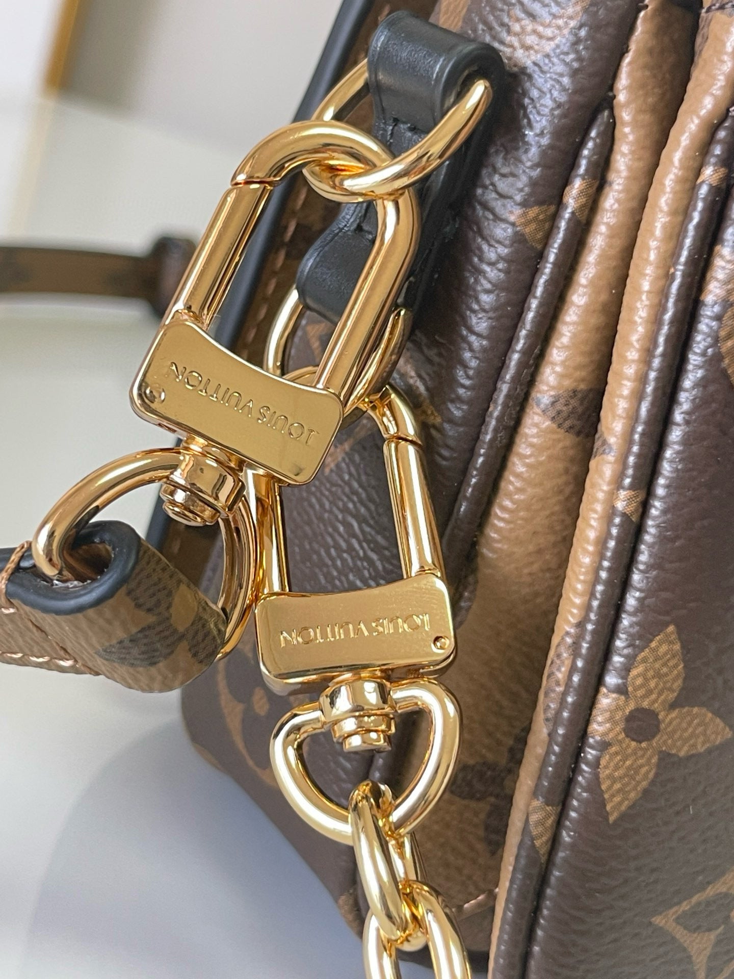 Louis Vuitton Pochette Metis East West