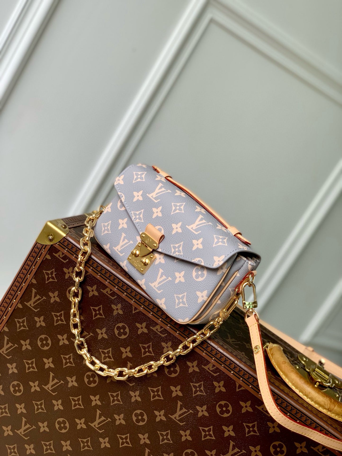 Louis Vuitton Pochette Mesit East West
