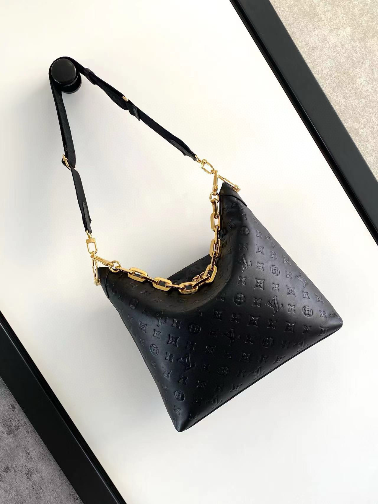 Louis Vuitton Coussin Hobo MM