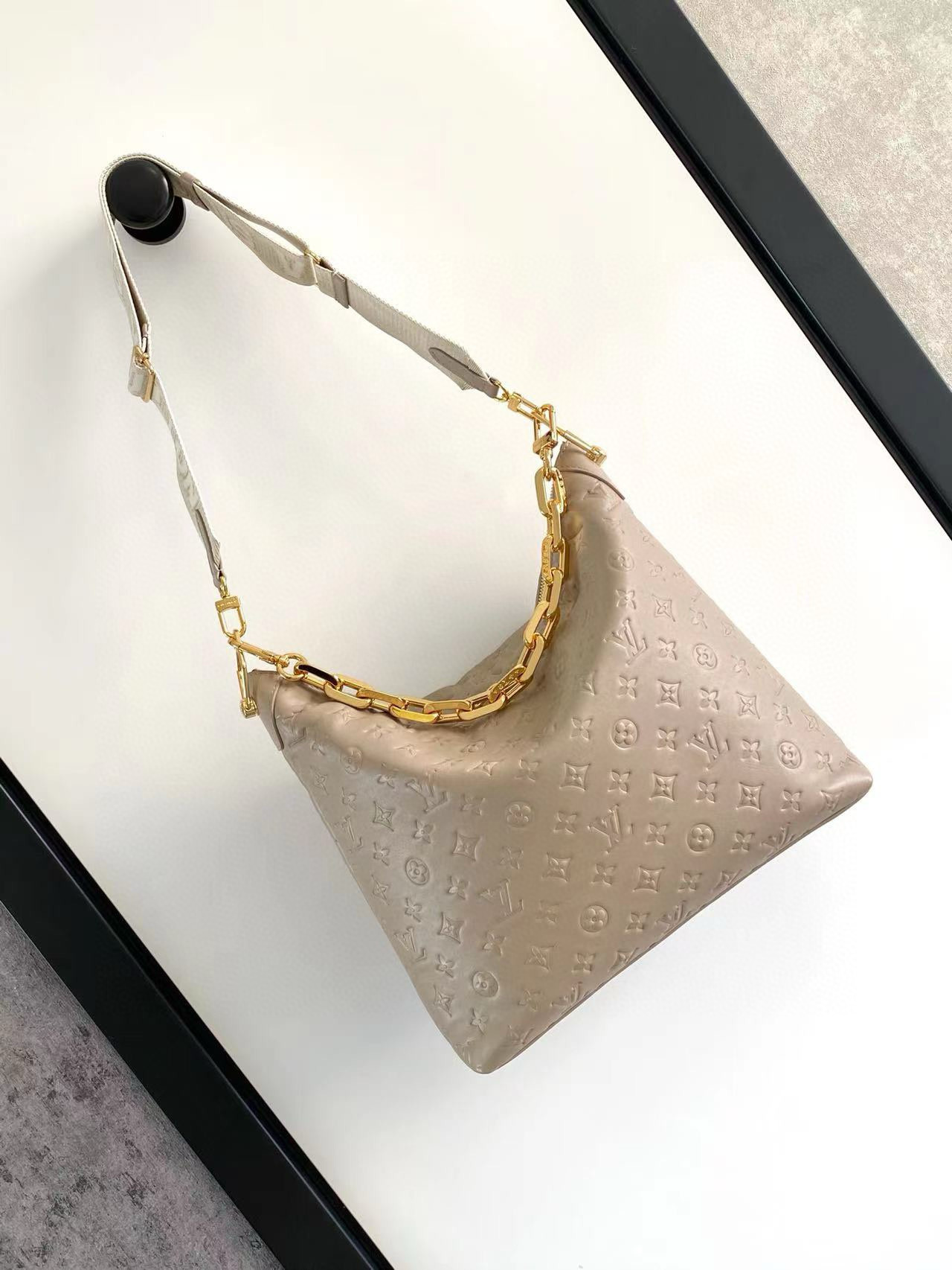 Louis Vuitton Coussin Hobo MM