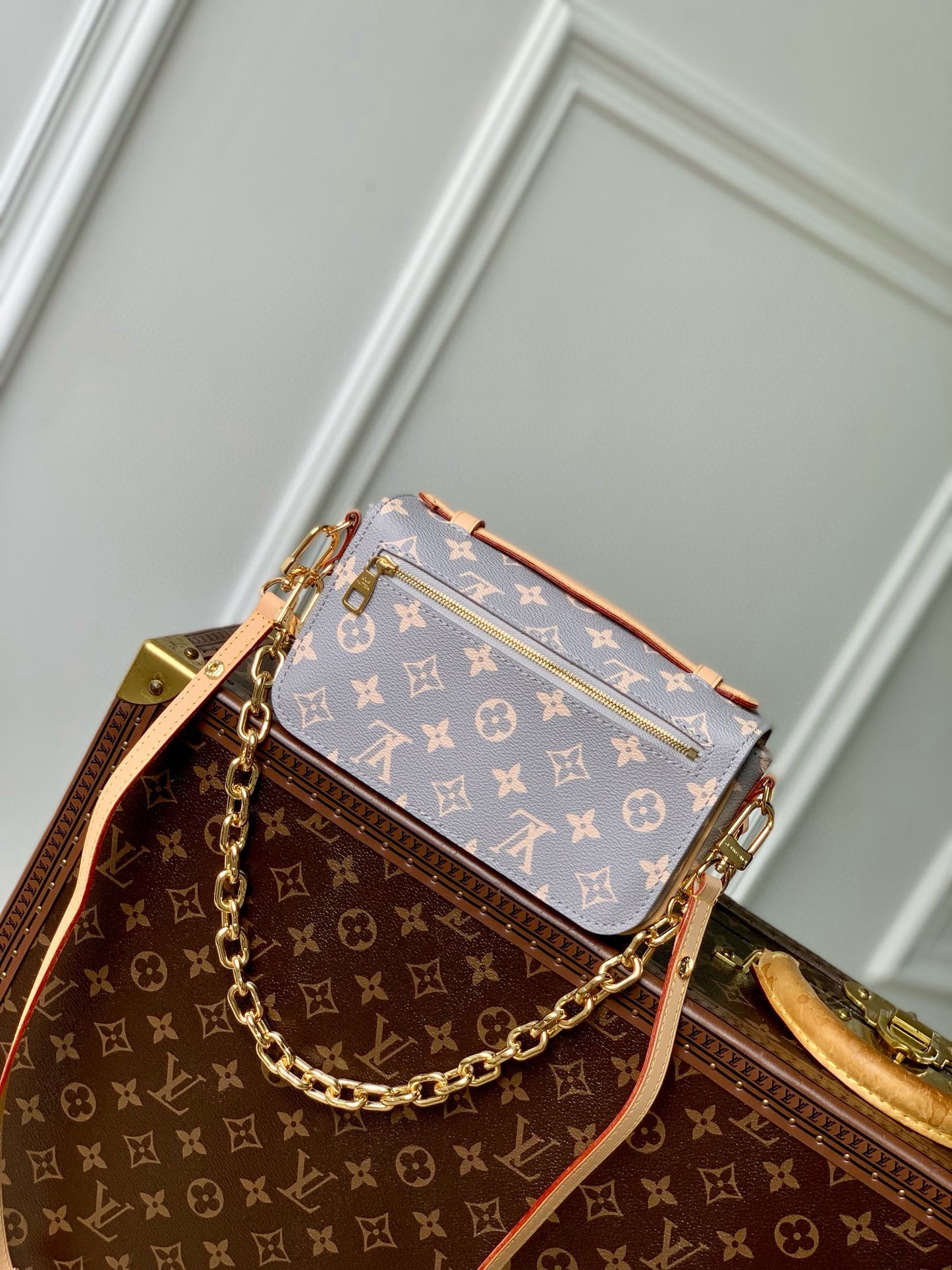 Louis Vuitton Pochette Mesit East West