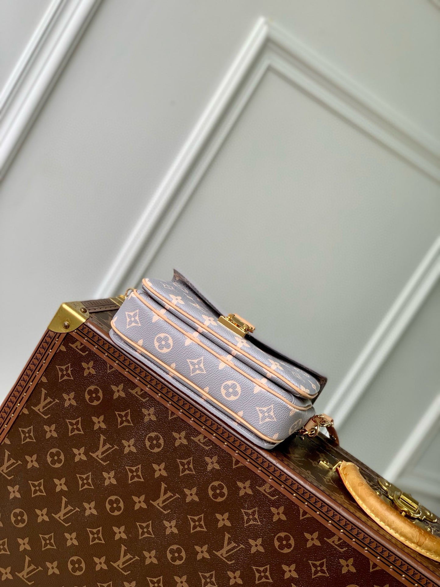 Louis Vuitton Pochette Mesit East West
