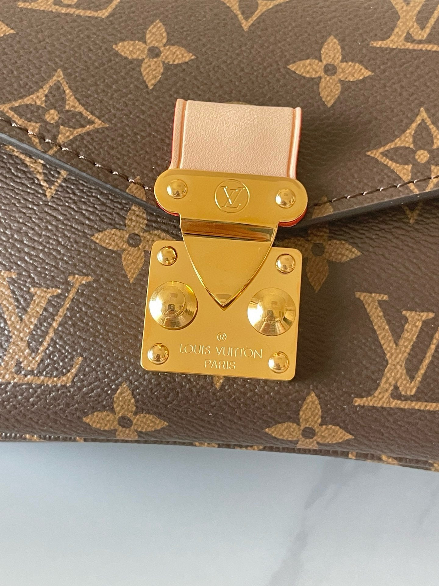 Louis Vuitton Pochette Metis East West