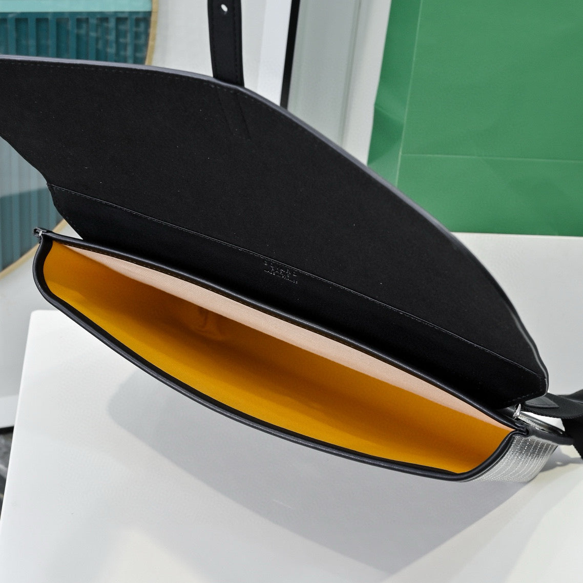 Gyrd Coursıer Messenger