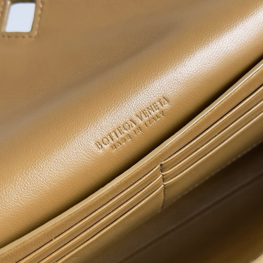 Bottega Veneta Andiamo Clutch