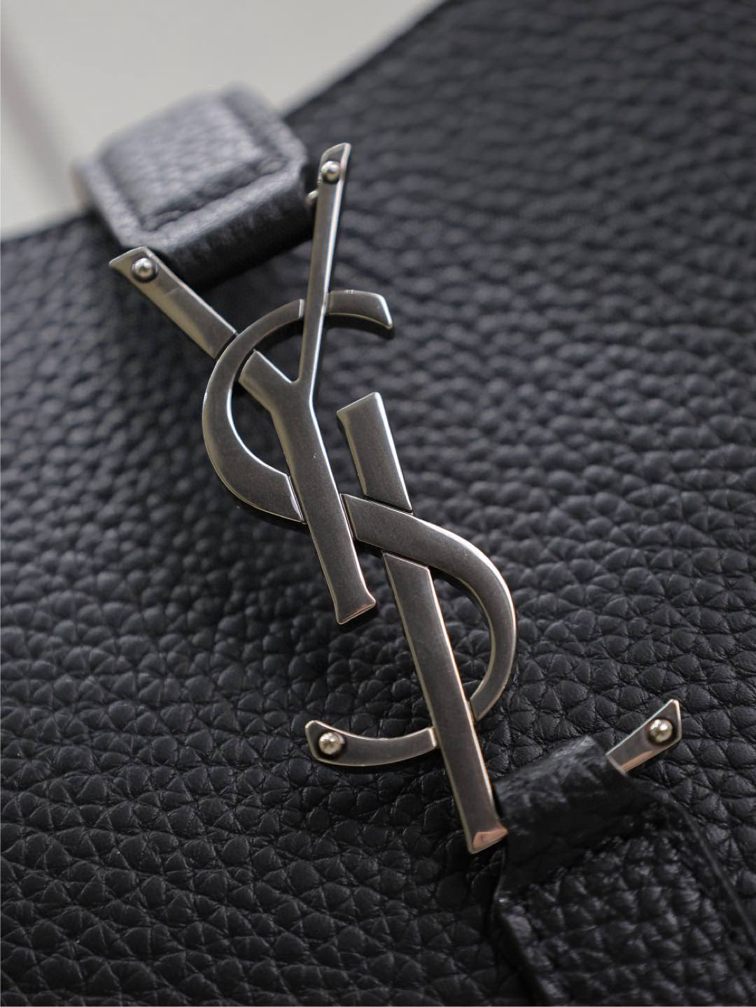 Yves Saint Laurent Le 5 A 7 Bea