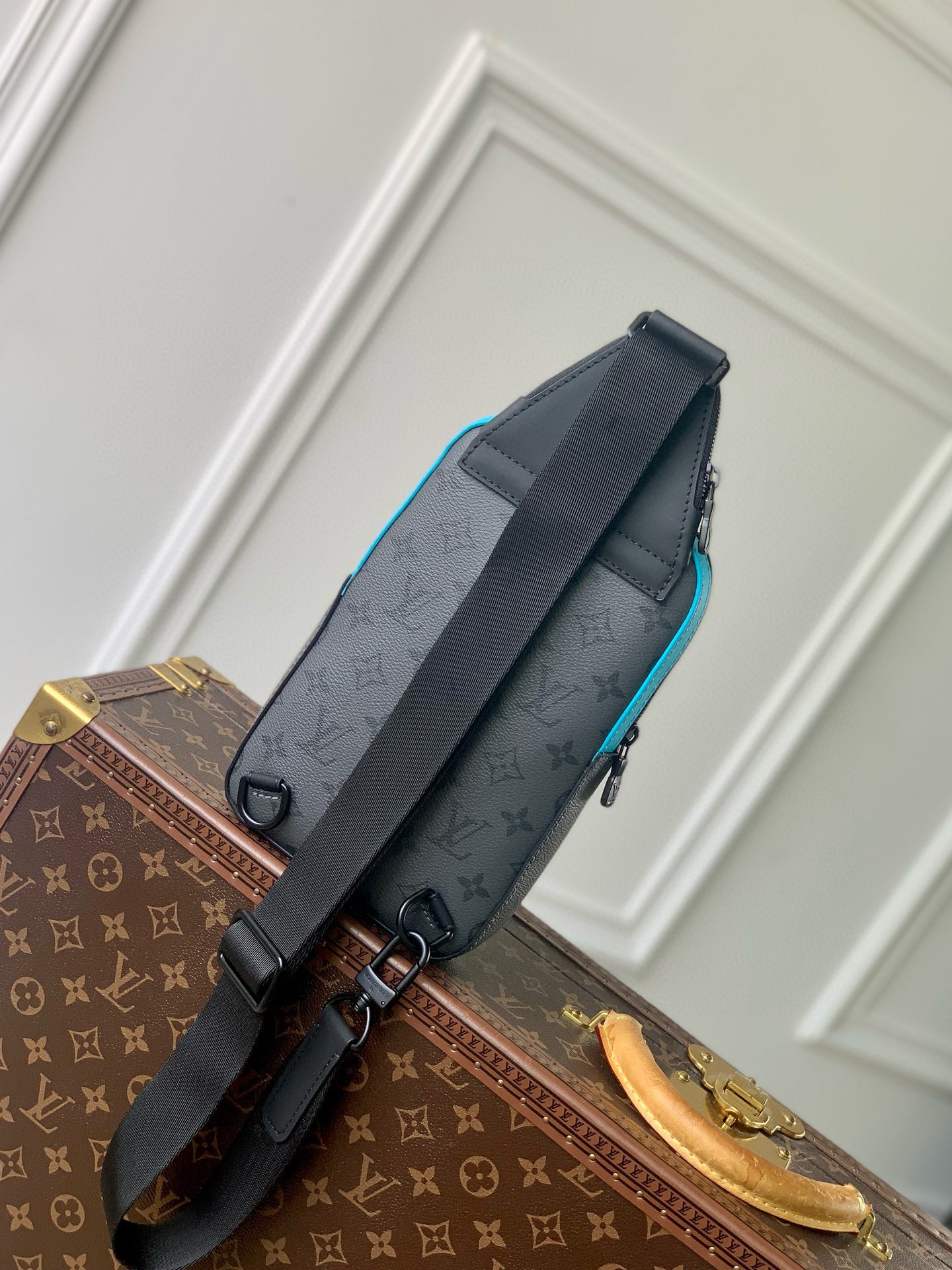 Louis Vuitton Avenue Slingbag Pm