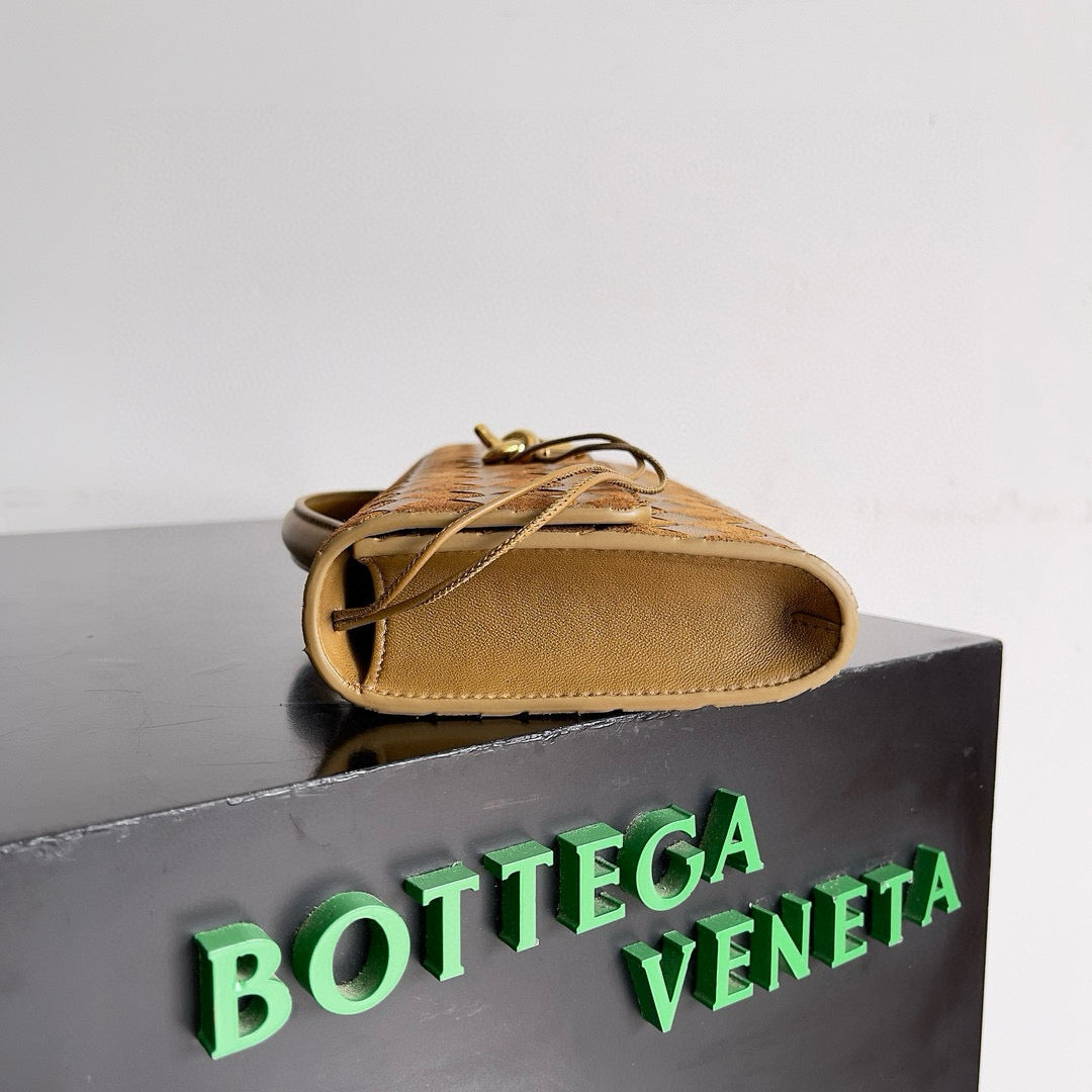 Bottega Veneta Andiamo Clutch