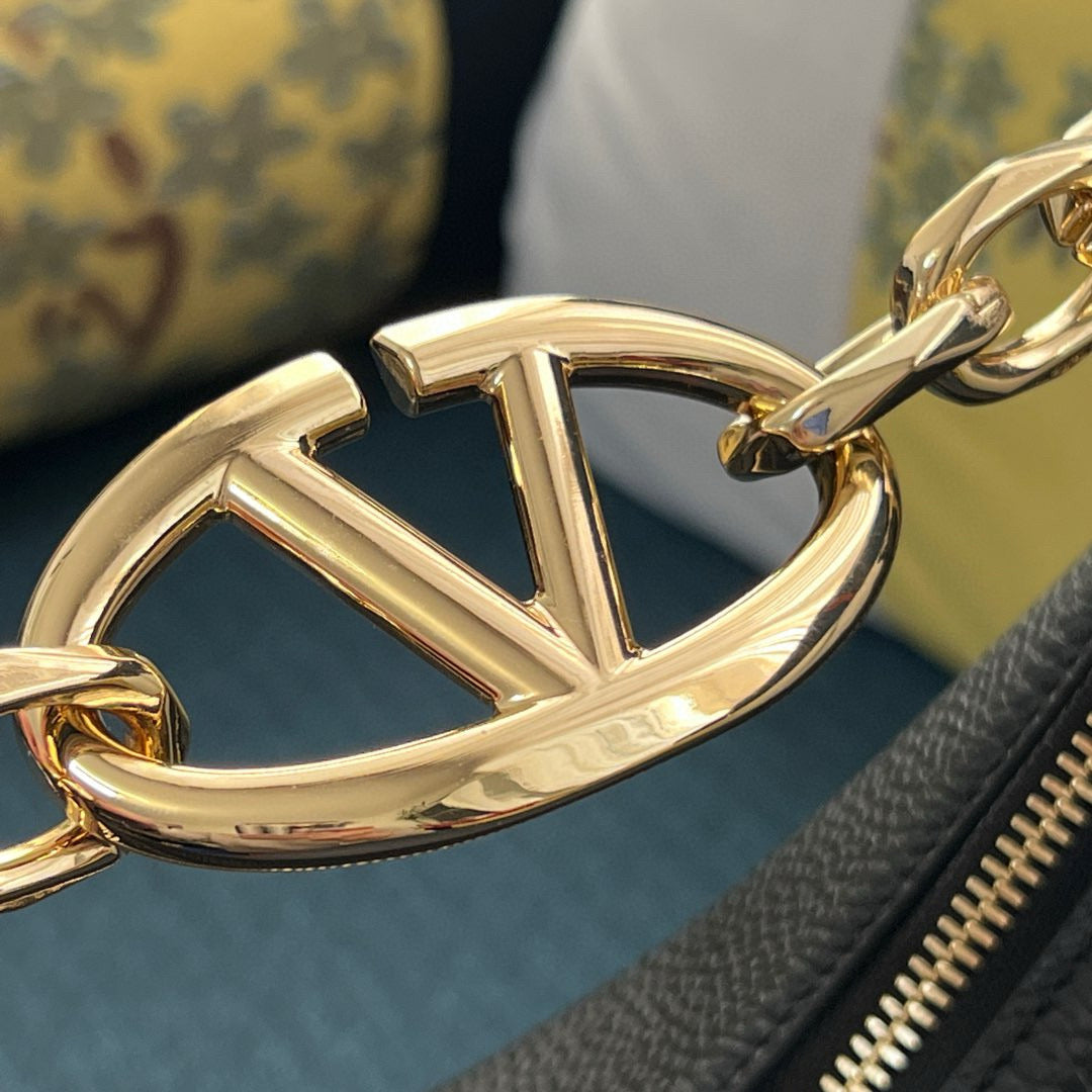 Valentino Vlogo Moon