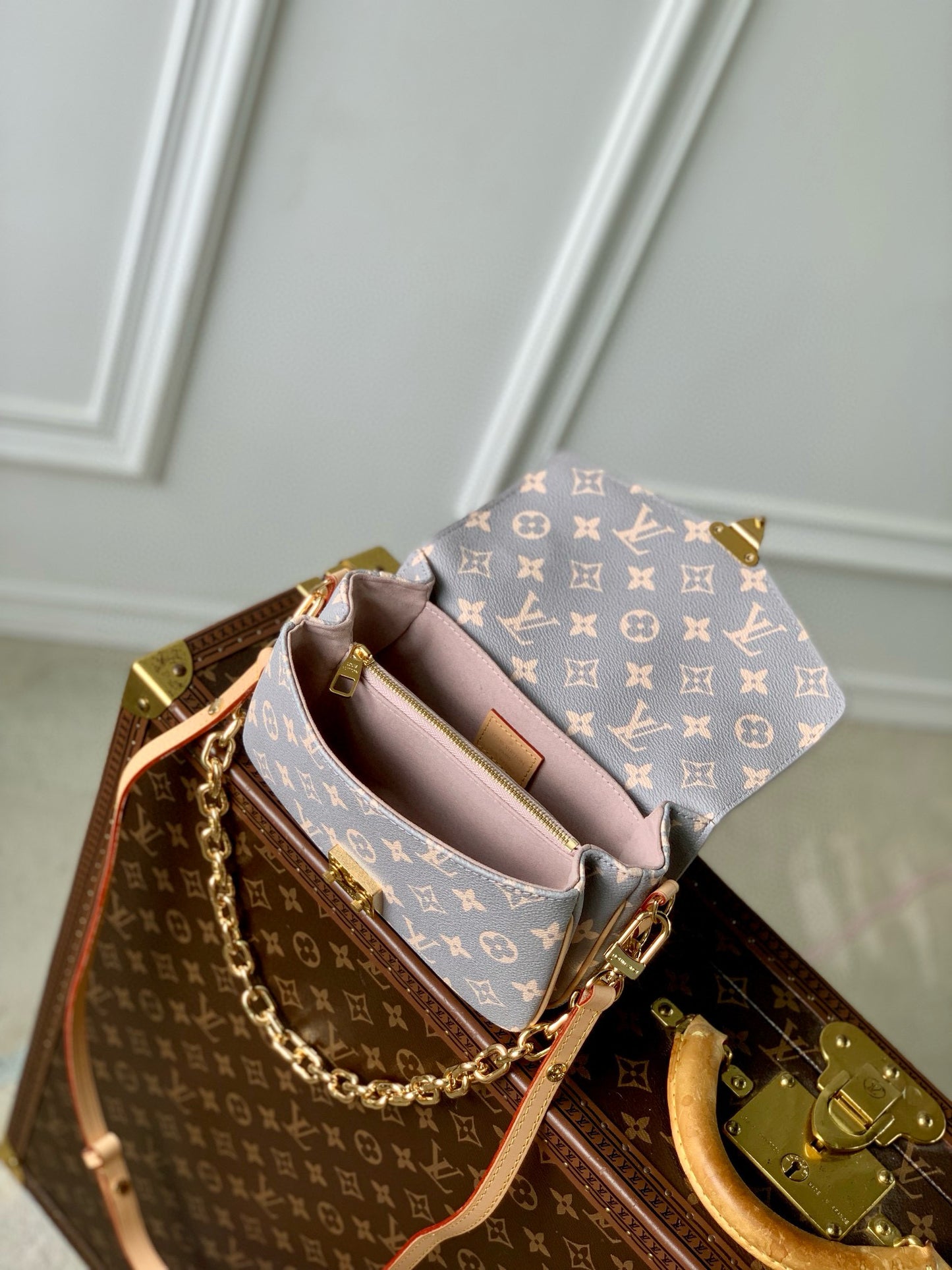 Louis Vuitton Pochette Mesit East West