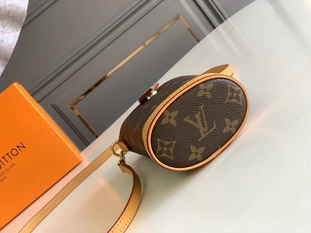 Louis Vuitton Fold Me Pouch