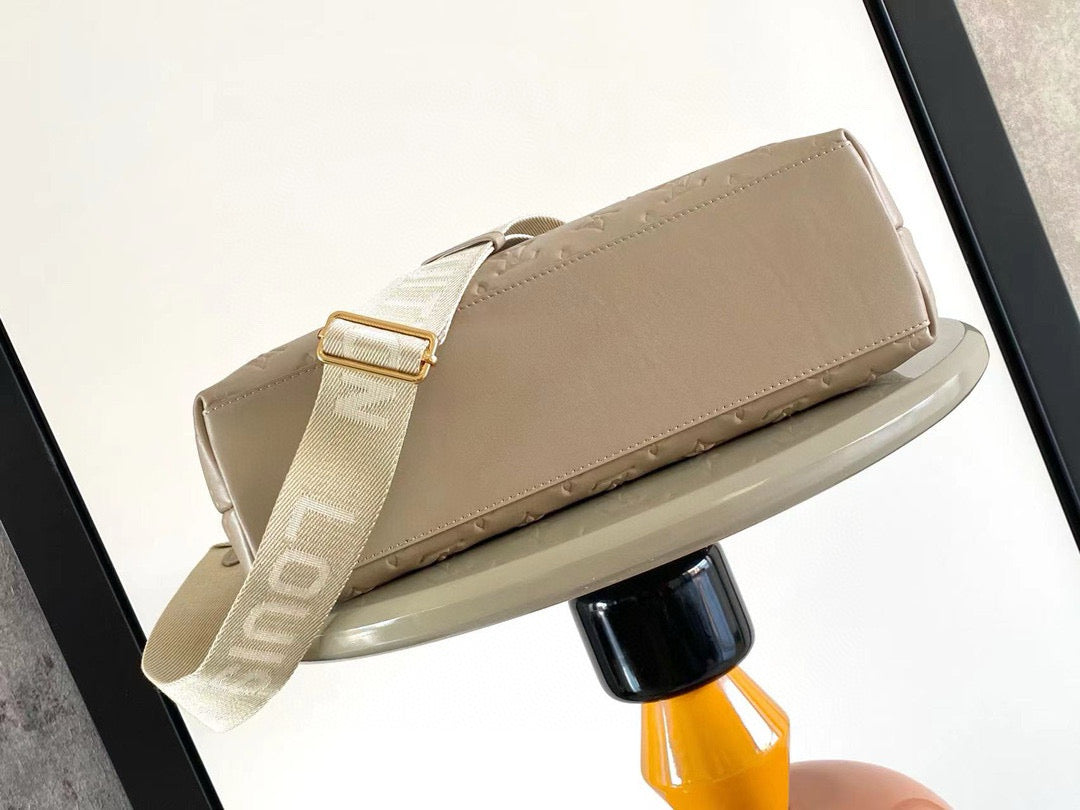 Louis Vuitton Coussin Hobo MM