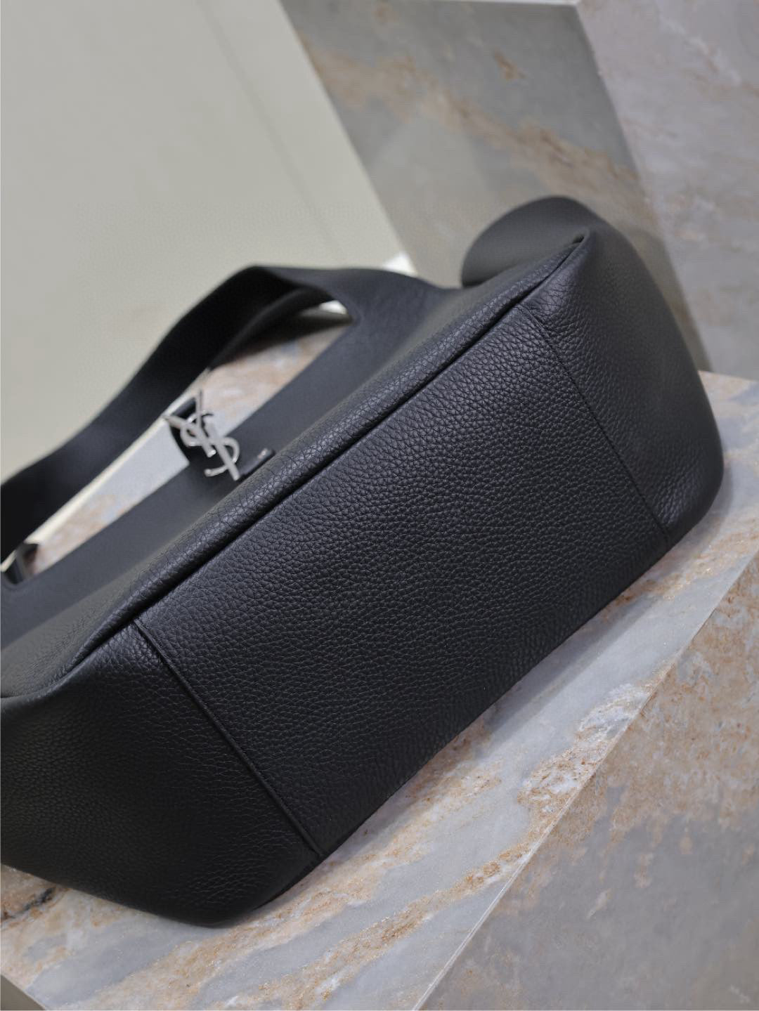 Yves Saint Laurent Le 5 A 7 Bea